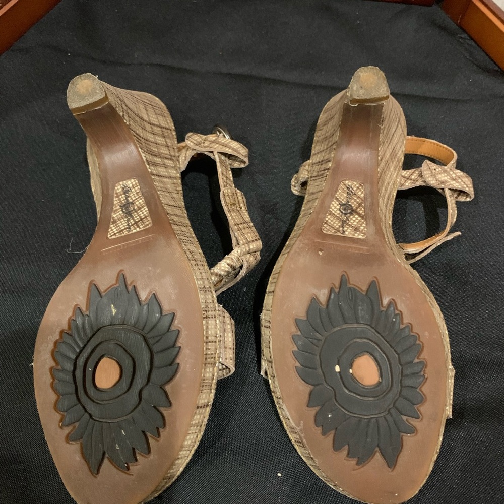 Barn Crown Women’s Dress shoes. Size: 9. - Picture 2 of 3